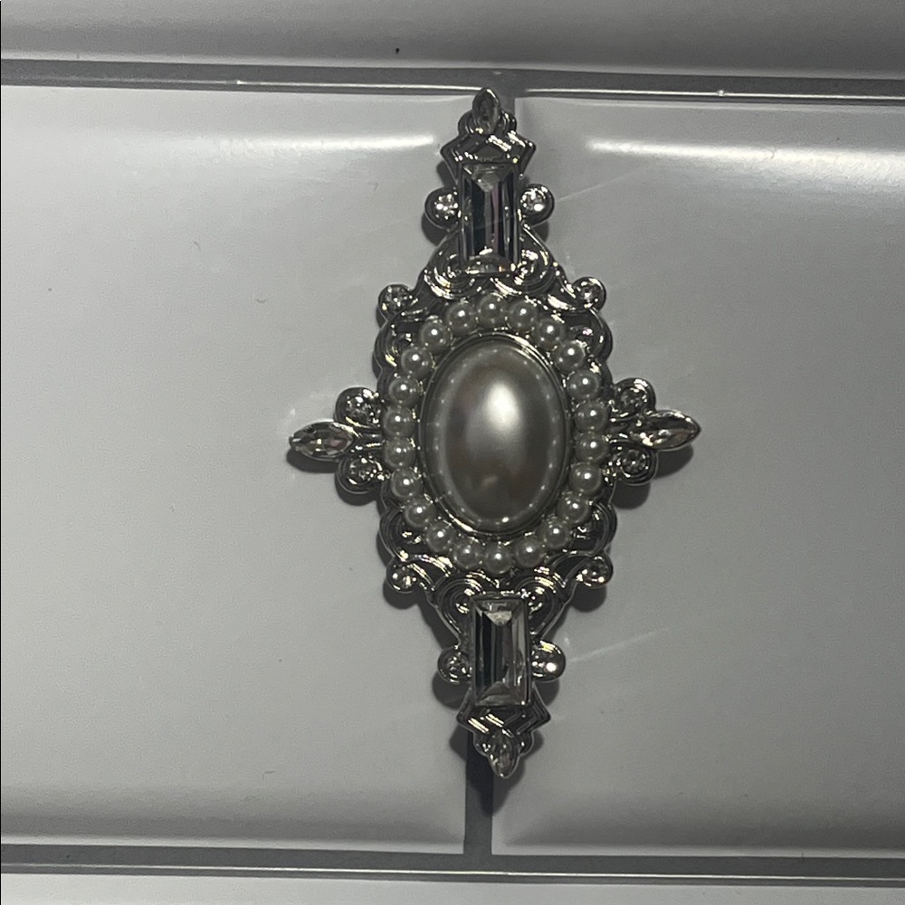 Elegant Silver Cross Brooch with Faux Pearl Accent - Picture 4 of 9